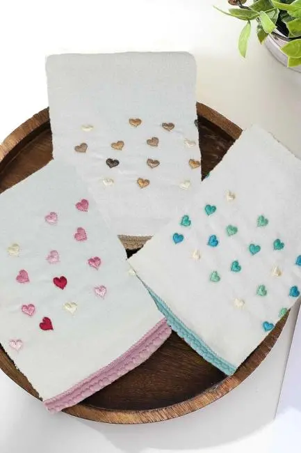 3 Lü Renkli Kalpli Su Taşı Kenar İşlemeli Havlu Seti 50X90 Cm
