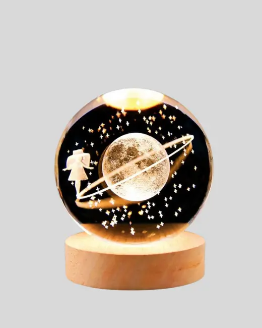 Sarı Işıklı Dekoratif Cam Küre Kız Figürlü Ahşap Standlı