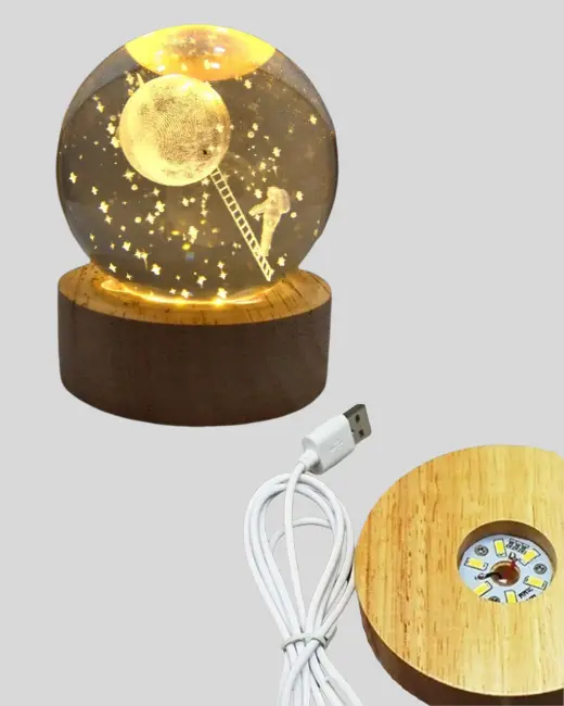 5 cm 3D Kristal Astronot Küre Lamba – Dekoratif LED Işıklı Ahşap Stand