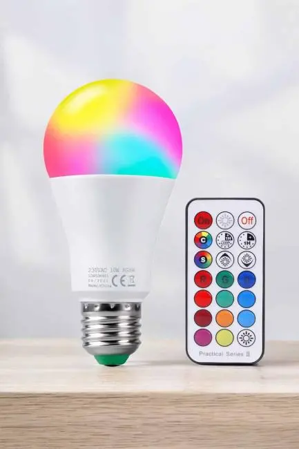 Renk Değiştirebilen RGB Işıklı Led Ampul A+Enerji 15 Watt Led Işık