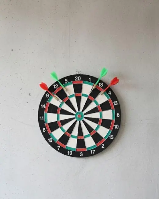 17 İnç Profesyonel Dart Tahtası Dayanıklı Yapı ve 4 Metal Dart Oku
