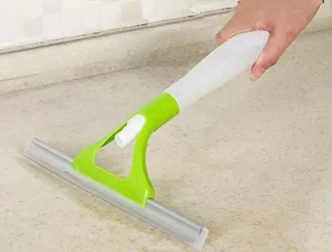 Su Hazneli Ve Spreyli Cam Silme Aparatı