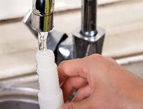 Su Hazneli Ve Spreyli Cam Silme Aparatı